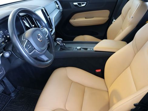 Used 2018 Volvo XC60 T6 Momentum w/ Vision Package image 19