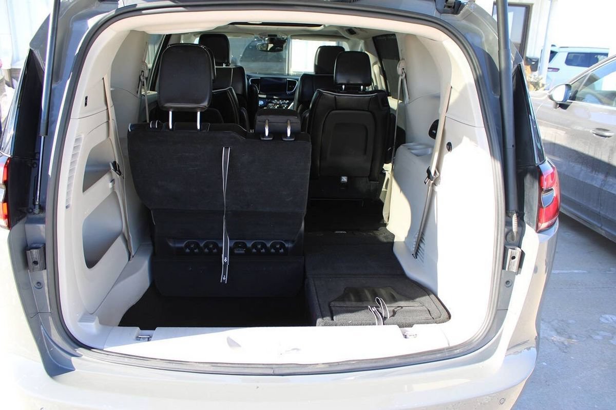 Used 2023 Chrysler Pacifica Limited FWD image 21