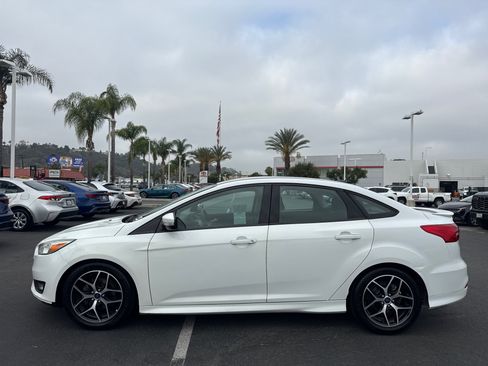 Used 2016 Ford Focus SE w/ SE Sport Package FWD image 4