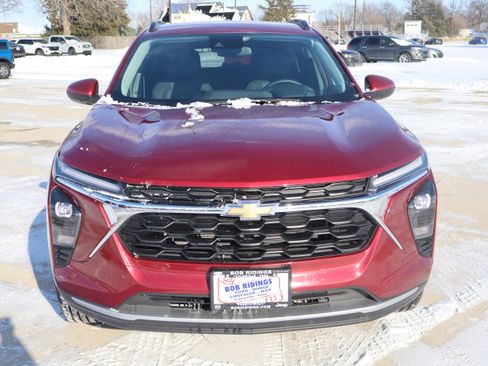 Used 2025 Chevrolet Trax LT w/ LT Convenience Package image 3