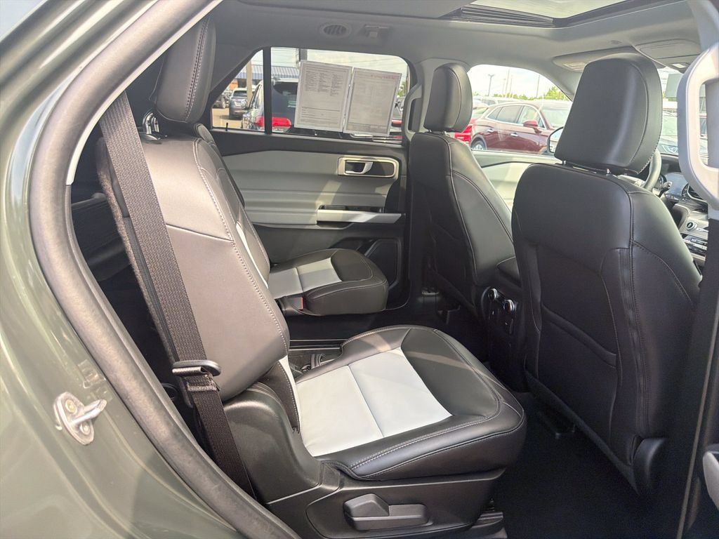 Used 2024 Ford Explorer XLT w/ Equipment Group 202A AWD/4WD image 17