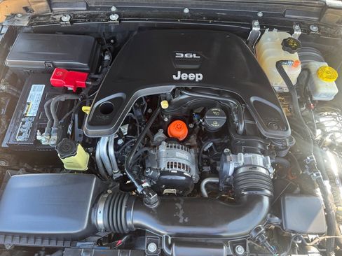 Used 2018 Jeep Wrangler Unlimited Sahara image 25