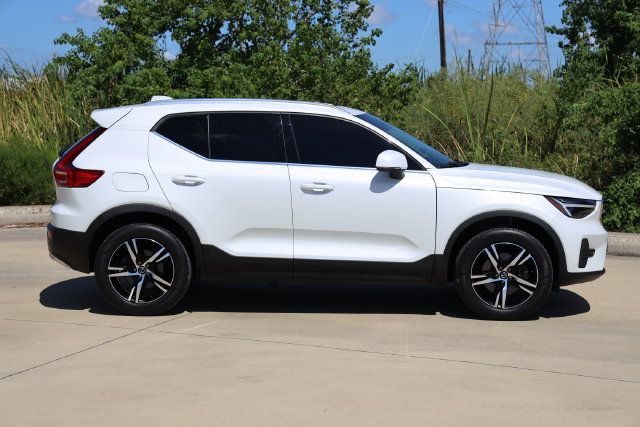 Used 2025 Volvo XC40 B5 Core w/ Climate Package AWD/4WD image 4