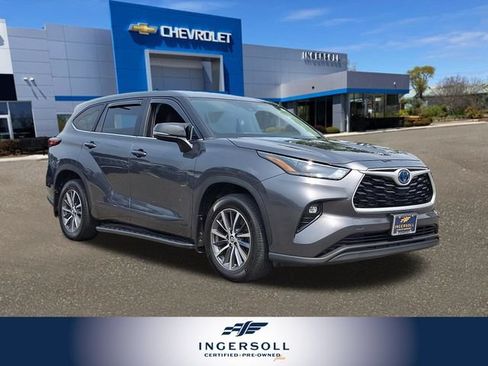 Used 2023 Toyota Highlander LE AWD/4WD image 1