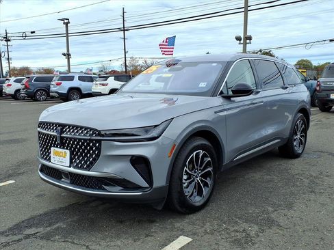 Used 2025 Lincoln Nautilus Premier image 3