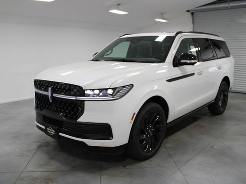 New 2025 Lincoln Navigator Reserve w/ Jet Appearance Package image 3