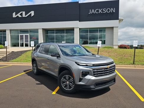 Used 2025 Chevrolet Traverse LT FWD image 1