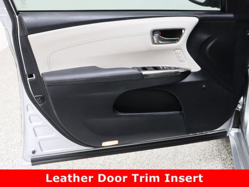 Used 2018 Toyota Avalon Limited image 12