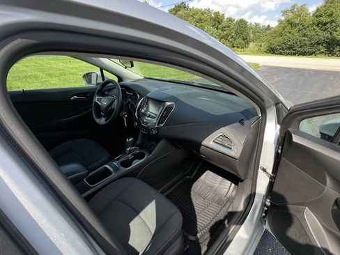 Used 2017 Chevrolet Cruze LT image 24
