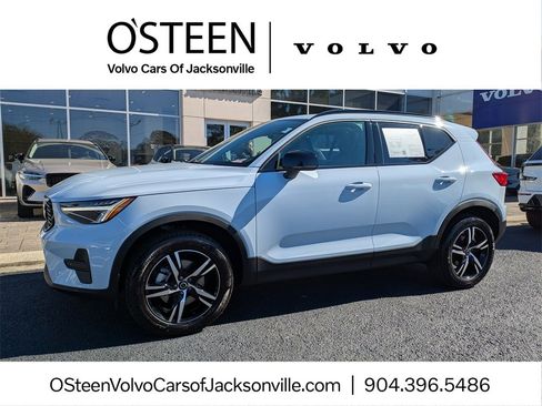 Used 2026 Volvo XC40 B4 Core image 1