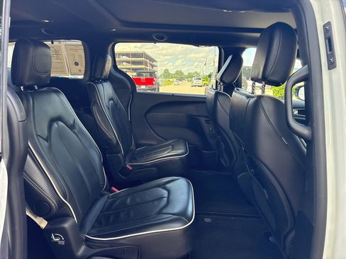 Used 2025 Chrysler Pacifica Limited FWD image 13