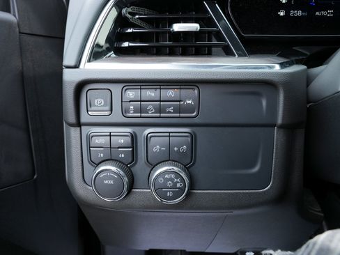 Used 2025 Chevrolet Suburban Z71 image 24