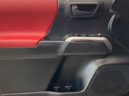 Used 2016 Toyota Tacoma SR5 w/ SR5 Appearance Package (SN) image 9