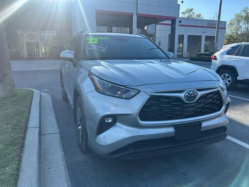 Used 2022 Toyota Highlander XLE image 6