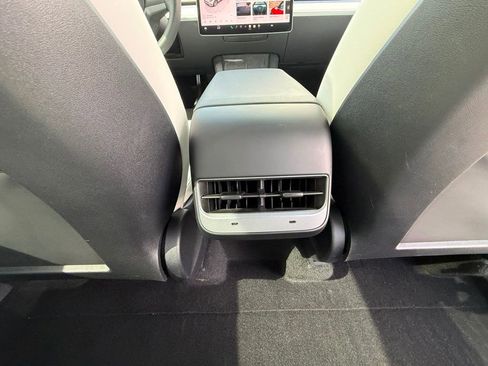 Used 2024 Tesla Model Y Long Range image 27