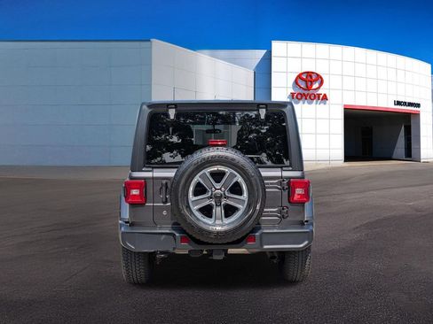 Used 2018 Jeep Wrangler Unlimited Sahara w/ LED Lighting Group AWD/4WD image 11