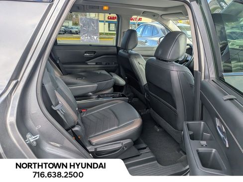 Used 2022 Nissan Pathfinder Platinum image 39