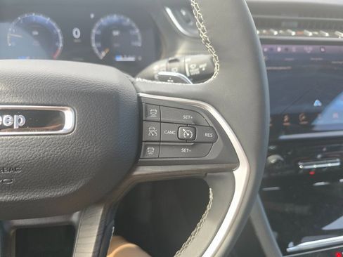 Used 2025 Jeep Grand Cherokee Limited w/ Black Appearance Package image 21