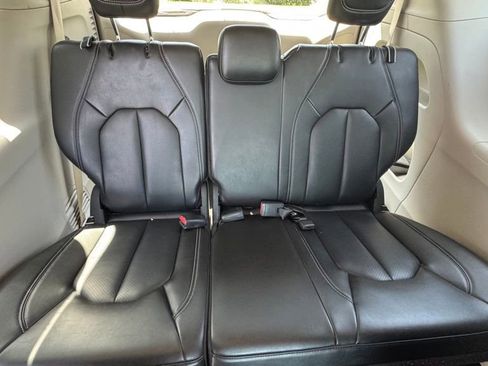 Used 2023 Chrysler Pacifica Touring-L FWD image 11