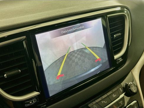 Used 2024 Chrysler Pacifica Touring-L FWD image 22