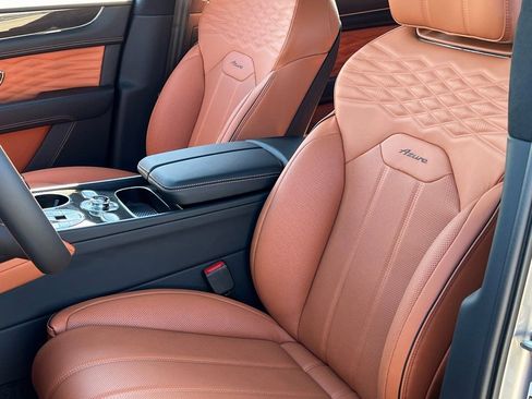 Used 2025 Bentley Bentayga image 16