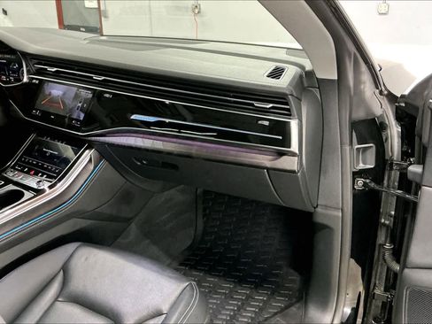 Used 2023 Audi Q8 Prestige w/ Prestige Package image 18