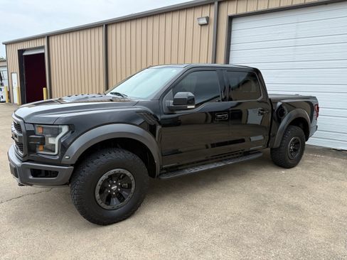 Used 2017 Ford F150 Raptor w/ Equipment Group 802A Luxury AWD/4WD image 4