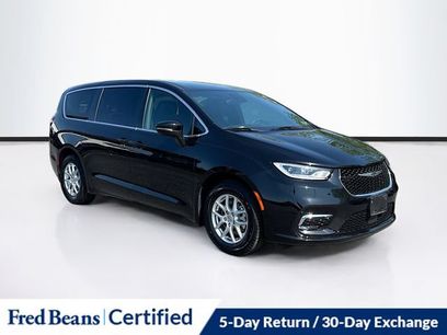 Used 2025 Chrysler Pacifica Select