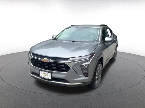 Used 2025 Chevrolet Trax LT FWD image 7