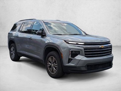 Used 2024 Chevrolet Traverse LT FWD image 3