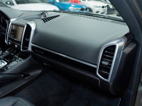 Used 2016 Porsche Cayenne image 38