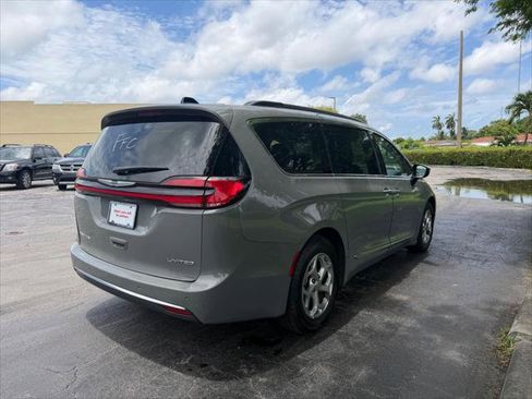 Used 2023 Chrysler Pacifica Limited FWD image 5