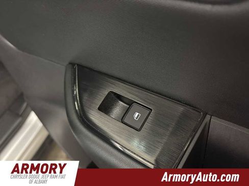 Used 2024 Nissan Rogue S image 29