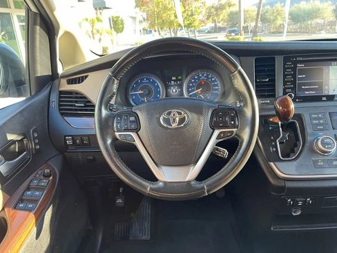Used 2020 Toyota Sienna Limited image 19