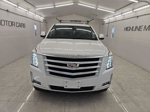 Used 2020 Cadillac Escalade Luxury AWD/4WD image 2
