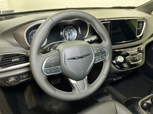 New 2026 Chrysler Pacifica Select image 23