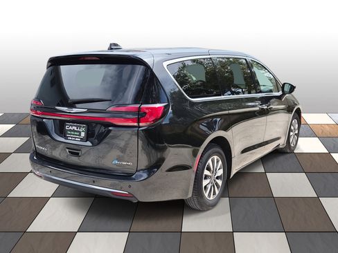 Used 2023 Chrysler Pacifica Touring-L image 4