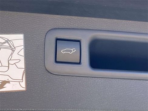 Used 2024 Toyota Highlander Limited image 9