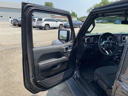 Used 2022 Jeep Wrangler Unlimited Sahara w/ Cold Weather Group AWD/4WD image 18
