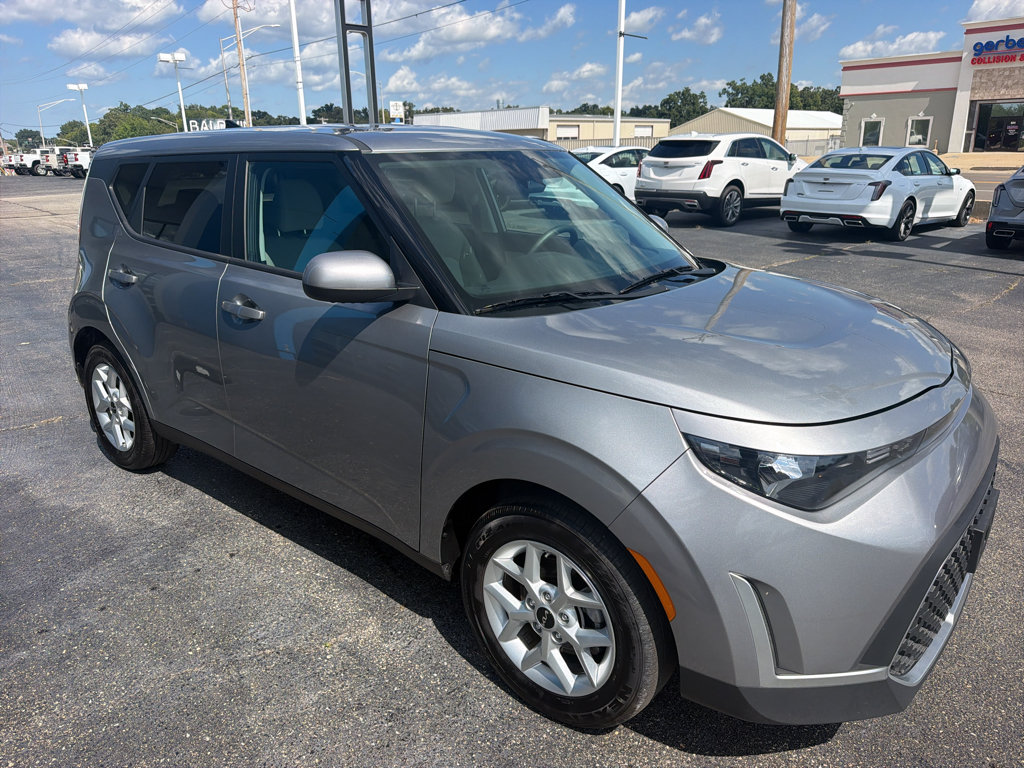Used 2025 Kia Soul LX w/ LX Technology Package FWD image 4