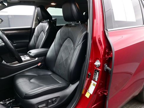 Used 2021 Toyota Highlander Platinum image 12