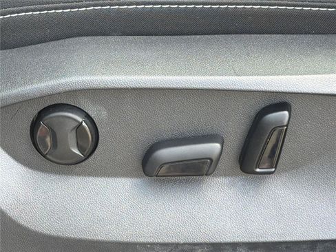 Used 2023 Volkswagen Taos SE w/ Panoramic Sunroof Package AWD/4WD image 25