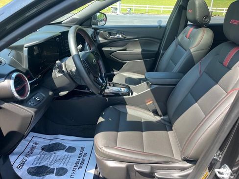 Used 2025 Chevrolet Trax RS w/ Sunroof Package FWD image 28