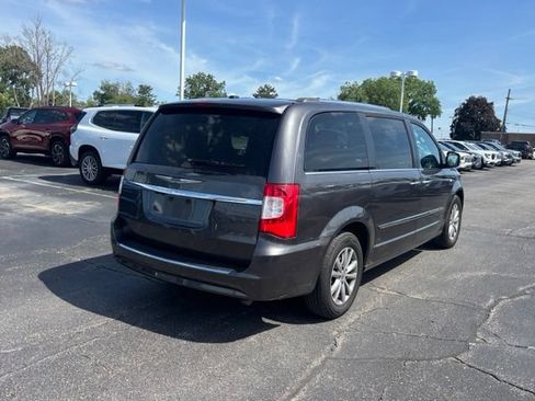 Used 2014 Chrysler Town & Country Touring-L FWD image 5