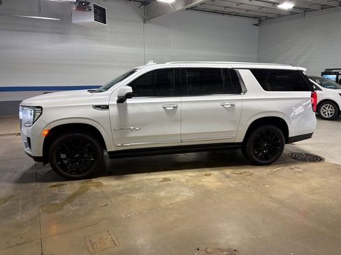Used 2023 GMC Yukon XL Denali w/ Denali Reserve Package AWD/4WD image 3
