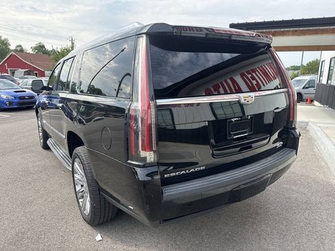 Used 2017 Cadillac Escalade ESV Luxury RWD image 10