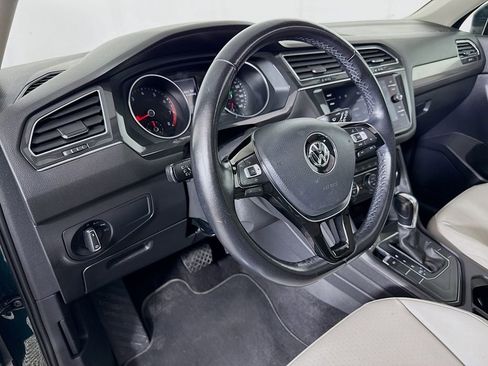 Used 2019 Volkswagen Tiguan SE w/ Panoramic Sunroof Package FWD image 9