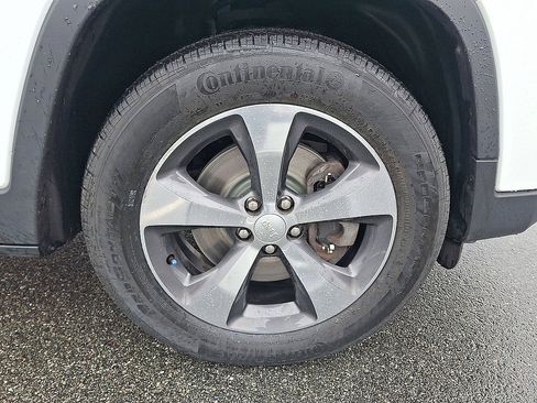 Used 2019 Jeep Cherokee Limited w/ Luxury Group AWD/4WD image 33