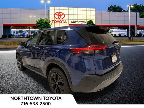 Used 2023 Nissan Rogue SV image 3