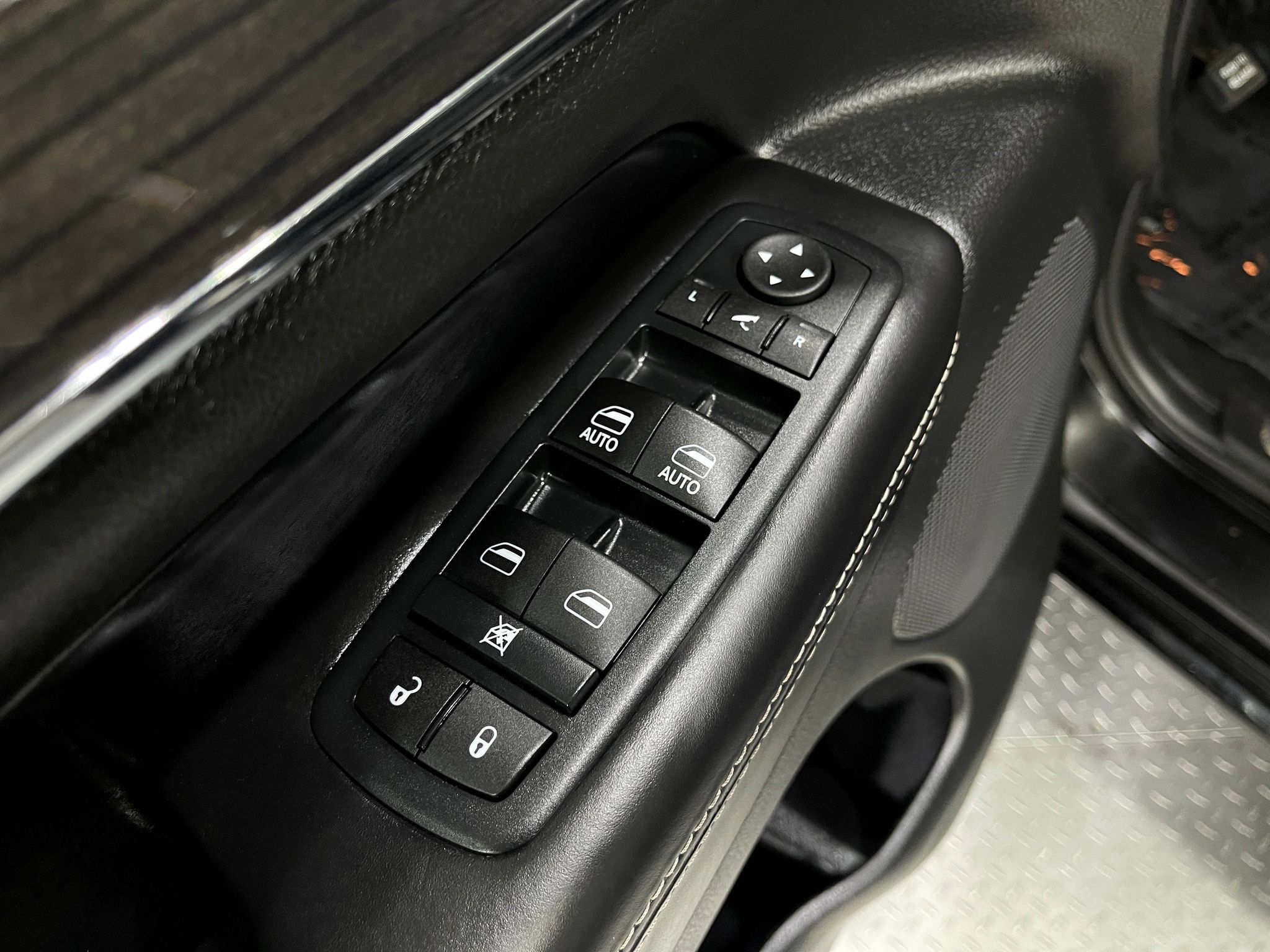 Used 2017 Jeep Grand Cherokee Overland w/ Jeep Active Safety Group AWD/4WD image 16